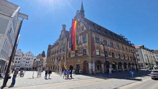 Die Deutschland-Flagge hängt am Ulmer Rathaus. Zum 1. Mai wird sie von Hausmeister Jürgen Schairer aufgehängt.