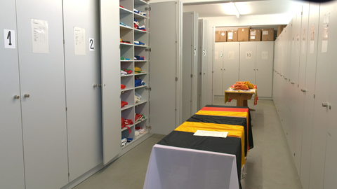 Mehrere Schränke voll mit Flaggen. Die Flaggen werden in Ulm Flaggenlager aufbewahrt.