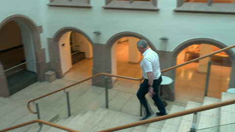 Jürgen Schairer rennt im Treppenhaus des Ulmer Rathauses. Wenn er die Flaggen aufhängt, kommt er ganz schön ins Schwitzen.