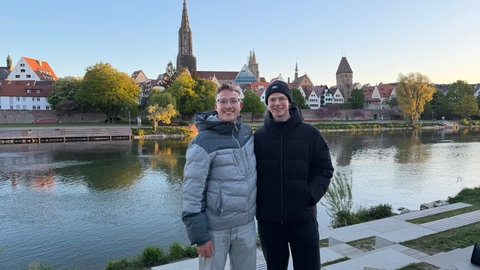 Tim Nöring (links) und Philipp Botsch (rechts) organisieren zusammen den "6AM Club" in Ulm - den Club der Frühaufsteher.
