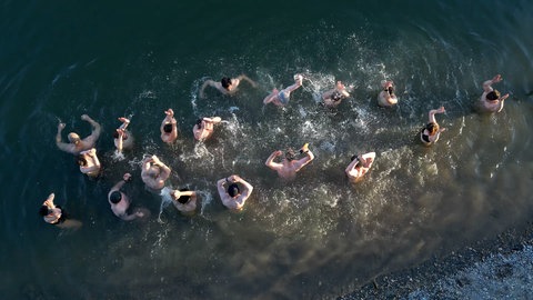 Adrenalinkick zum Ende des Eisbadens - das morgendliche Ritual im Wasser.