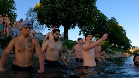 Ab in die eiskalte Donau: Diese mutigen Frühaufsteher gehen mit dem "6AM Club" mindestens einmal pro Woche Eisbaden.