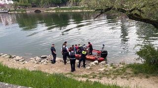 Rettungskräfte und DLRG retten einen 27-Jährigen aus der Donau. Zuvor soll er einem anderen Mann eine Flasche auf den Kopf geschlagen haben. 