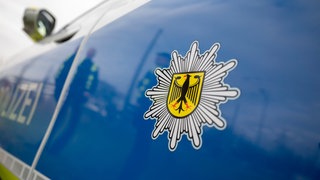 Nach dem Streit zwischen einem Fahrgast und einem Zugbegleiter, kümmerte sich die Bundespolizei am Bahnhof Schelklingen um alle Beteiligten (Symbolbild).