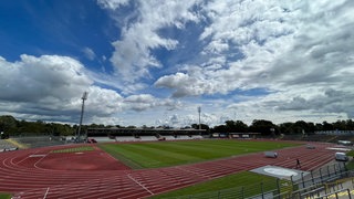 Das Ulmer Donaustadion von der leeren Tribüne. Trotz Abszeig in der Regionalliga soll an dem Umbau festgehalten werden.