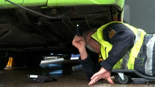 Die Fernreisebusse werden bei der Kontrolle der Polizei von oben bis unten durchgecheckt. 