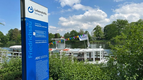 Das Ausflugsschiff Ulmer Spatz liegt am Ufer der Donau. Ansicht von der Seite.