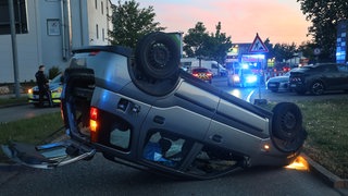 Im Neu-Ulmer Stadtgebiet kam es am Samstag zu einem schweren Unfall - die drei Insassen des Unfallwagens flüchteten zu Fuß.