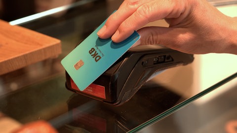 Mal eben Bankkarte oder Handy zücken und bezahlen - diese Bequemlichkeit kostet Händler, Geschäfte und Gastronomen zusätzliche Gebühren. Manche bieten die Zahlweise daher gar nicht erst an. 