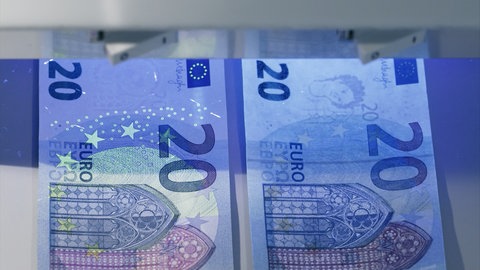 Die Kartenzahlung verursacht zwar Gebühren für das Kartenlesegerät und die einzelnen Transaktionen - doch auch Bargeld verursacht Kosten: beispielsweise durch Falschgeld, das in den Kassen landet. 