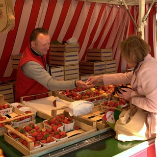Lieber Bargeld oder Kartenzahlung? Am Stand von Obstbauer Martin Haag ist beides möglich. 
