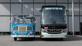 So sah das erste Modell aus (links), das 1951 als "selbsttragend", kurz "Setra", vom Band rollte. 75 Jahre später hat sich das Aussehen der Busmarke sehr verändert. Gefragt ist er immer noch.