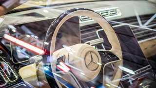 Ein 22-Jähriger hat laut Polizei am Freitagmorgen ein Luxusauto in Mutlangen zu Schrott gefahren. Er hatte keinen Führerschein und stand unter dem Einfluss von Betäubungsmitteln. (Symbolbild)