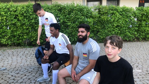 Kicken zusammen im Innenhof der Hoffnungshäuser: Einheimische und Geflüchtete. Zweiter von rechts: Shirav, 24, Kurde aus Syrien, lebt seit über fünf Jahren hier und arbeitet bei der Post.