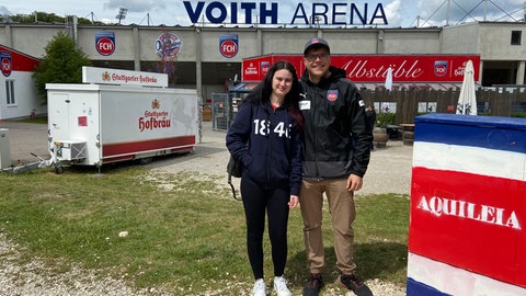Jens Fehleisen und Lara Heinzmann fiebern immer mit, wenn der FCH spielt - egal in welcher Liga. Schon am Tag nach dem Abstieg treibt es die beiden aus Bartholomä wieder an die Voith-Arena, für einen Spaziergang und zur Einkehr in der Vereinsgaststätte.