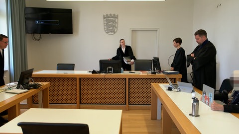 Ein Gerichtssaal mit Staatsanwaltschaft, Richterin und Verteidigung: Ein Pro-Palästina-Aktivist aus Langenau ist vom Amtsgericht Ulm zu einer Bewährungsstrafe verurteilt worden.