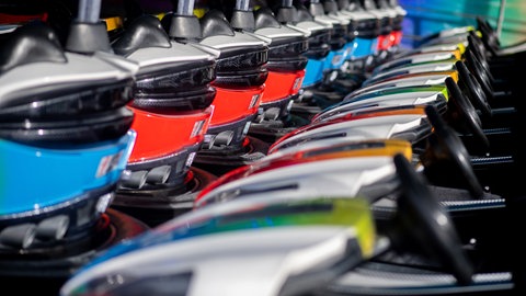 Bunte Autoscooter aufgereiht: Der gestohlene Autoscooter stand bei Allmendingen in einem Gebüsch. Gestohlen wurde er von einem Fahrgeschäft in Schelklingen-Schmiechen. (Symbolfoto)