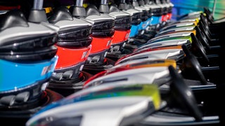 Bunte Autoscooter aufgereiht: Der gestohlene Autoscooter stand bei Allmendingen in einem Gebüsch. Gestohlen wurde er von einem Fahrgeschäft in Schelklingen-Schmiechen. (Symbolfoto)
