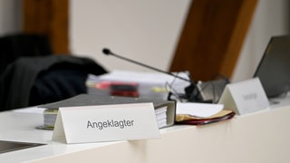 Ein Tisch im Prozesssaal mit dem Schild "Angeklagter": Am Landgericht Ulm wird verhandelt, weil ein Anwohner auf einen Autofahrer eingestochen haben soll
