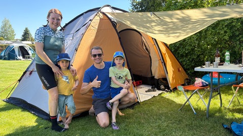 Familie Küver aus dem Remstal genießt den Urlaub nahe der Heimat über Pfingsten. Für die Eltern stehen Radtouren und für die Kinder vor allem das Planschen im Schwimmbad auf dem Programm.
