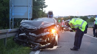 Zwei junge Männer haben aufgrund zu schnellen Fahrens zwei Unfälle in Ulm verursacht. Ein 19-Jähriger setzte sein Auto gegen einen Baum und entwurzelte diesen, ein 26-jähriger Autofahrer flüchtete nach einem Unfall zu Fuß, wurde aber von der Polizei gefasst.