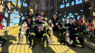 Jens Räumschüssel und seine Kameraden von der Ulmer Feuerwehr sind glücklich am Ziel im Ulmer Münsterturm.
