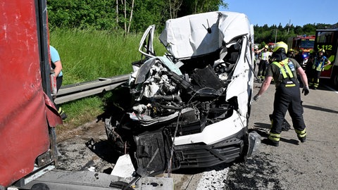 Unfall A7: Das Wrack des Kleintransporters musste mit einer Seilwinde aus dem Sattelzug herausgezogen werden. Dann erst konnten Fahrer und Beifahrer mit schwerem Gerät befreit werden. 