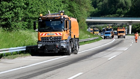 Weil der Transporter über eine Strecke von 200 Metern mitgeschleift wurde, zog er eine lange Ölspur hinter sich her. Das Öl musste auf der A7 bei Aalen von einem Spezialfahrzeug beseitigt werden.