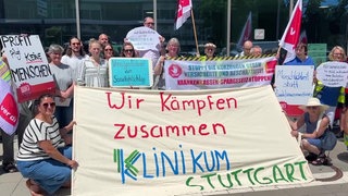 Vor dem Klinikum Stuttgart haben sich Mitarbeitende und Gewerkschaftsmitglieder zum Protest versammelt. Unterstützt wurden sie von Bediensteten der Stadt Stuttgart.