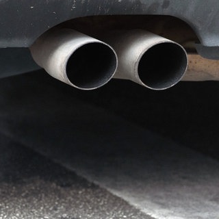 Nach den sogenannten Bauschaumattacken an mehr als 200 Autos im Raum Ulm hat die Staatsanwaltschaft jetzt Anklage erhoben. Drei junge Männer und eine Frau müssen sich deshalb demnächst vor dem Ulmer Amtsgericht verantworten.