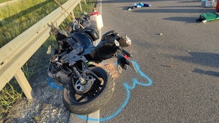 Bei dem Unfall bei Hermaringen (Kreis Heidenheim) wurde ein Biker schwerst verletzt.