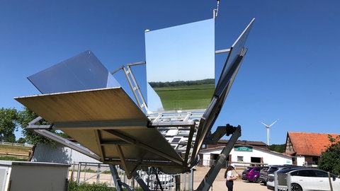 Eine Test-Apparatur mit vier riesigen Spiegeln auf dem Solar-Testgelände Widderstall.