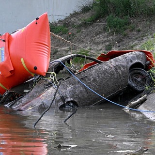 Eigentlich war das mal ein schönes Auto. Vermutlich wurde der Manta vor Jahrzehnten in der Donau versenkt.