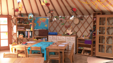 Ein Kindergartenraum mit leeren Stühlen. An der Wand stehen Regale und Schränke, auf dem Tisch stehen Buntstifte.