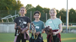 Luise, Oliwia und Aria (v.l.n.r.) aus Gerstetten lieben das Hobby Horsing. Sie sind damit so erfolgreich, dass sie dieses Jahr bei der Europameisterschaft antreten.