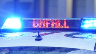Der Schriftzug "Unfall" ist neben dem Blaulicht auf dem Dach eines Polizeiautos zu lesen