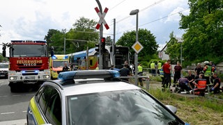 Ein Radfahrer ist in Ulm-Böfingen mit einer Straßenbahn zusammengeßen und noch am Unfallort gestorben. Ern hatte laut Polizei eine rote Ampel missachtet.