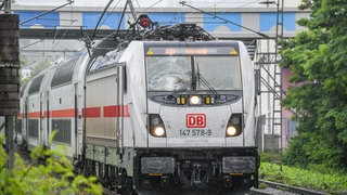 Eine Oberleitung ist am Freitagvormittag auf einen Zug in Schwäbisch Gmünd gestürzt.