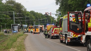 Zahlreiche Blaulichtkräfte im Einsatz. Die Seitenstraßen in Ulm-Böfingen waren währenddessen teilweise blockiert.
