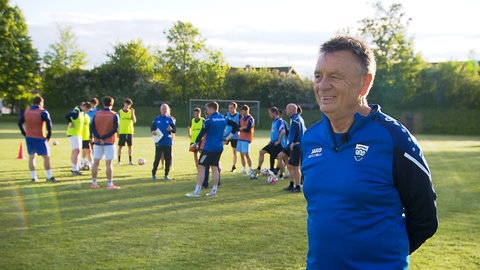 Peter Saß steht mit 68 Jahren immer noch als Torwarttrainer auf dem Fußballplatz