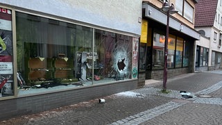 Bei einem Einbruch in der Giengener Innenstadt haben Unbekannte die Schaufensterscheibe eines Waffengeschäfts zertrümmert. 