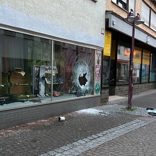 Bei einem Einbruch in der Giengener Innenstadt haben Unbekannte die Schaufensterscheibe eines Waffengeschäfts zertrümmert. 