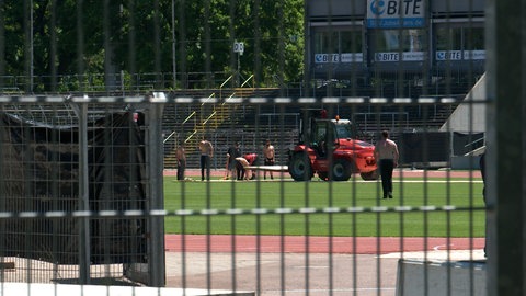 Hinter dem Zaun und beschützt von Security haben Arbeiter begonnen, die Blindgängersuche im Donaustadion vorzubereiten. Das Stadion ist eine Woche gesperrt.