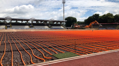 So lag die Rasenheizung in Donaustadion in Ulm beim Einbau offen da. Nun wird für die Suche nach möglichen Weltkriegsbomben erneut ein Teil des Rasens abgetragen. (Archiv)