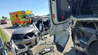Ein Auto steht mit eingedrückter Fahrerseite neben einem Lkw quer auf der B492. Bei dem tödlichen Unfall bei Sontheim an der Brenz ist eine 77-jährige Frau ums Leben gekommen. 