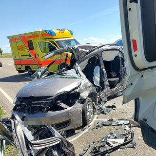 Ein Auto steht mit eingedrückter Fahrerseite neben einem Lkw quer auf der B492. Bei dem tödlichen Unfall bei Sontheim an der Brenz ist eine 77-jährige Frau ums Leben gekommen. 