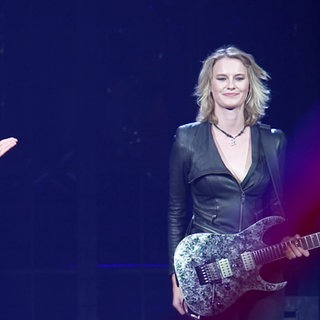 Helene Fischer zeigt auf Gitarristin Yasi Hofer. Sie sind dieses Jahr erneut gemeinsam auf Tour.