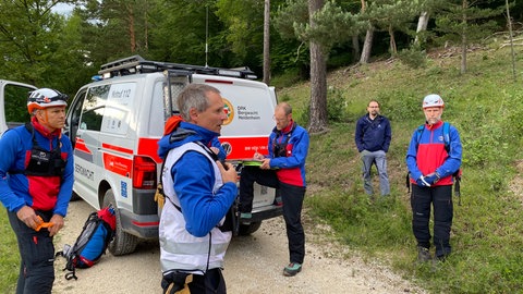 Einsatzleiter Stefan Österreicher informiert die Mitglieder der Bergwachten Heidenheim und Herbrechtingen über den Einsatz. Bei der Übung werden eine verletzte Frau und ihr Sohn gesucht. 