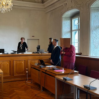Der Mann aus dem Landkreis Heidenheim am letzten Prozesstag. Er wurde wegen sexueller Gewalt per Livestream zu einer Haftstrafe von vier Jahren und neun Monaten verurteilt.