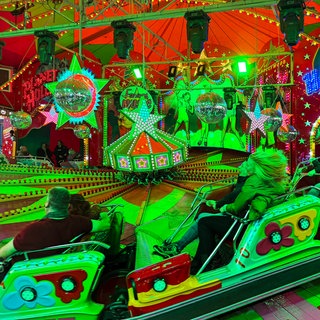 Ein Symbolbild zeigt ein schnelles Karussell mit Fahrgästen. Aus so einem Fahrgeschäft ist ein 10-Jähriges Mädchen auf dem Heidenheimer Volksfest rausgeschleudet worden.